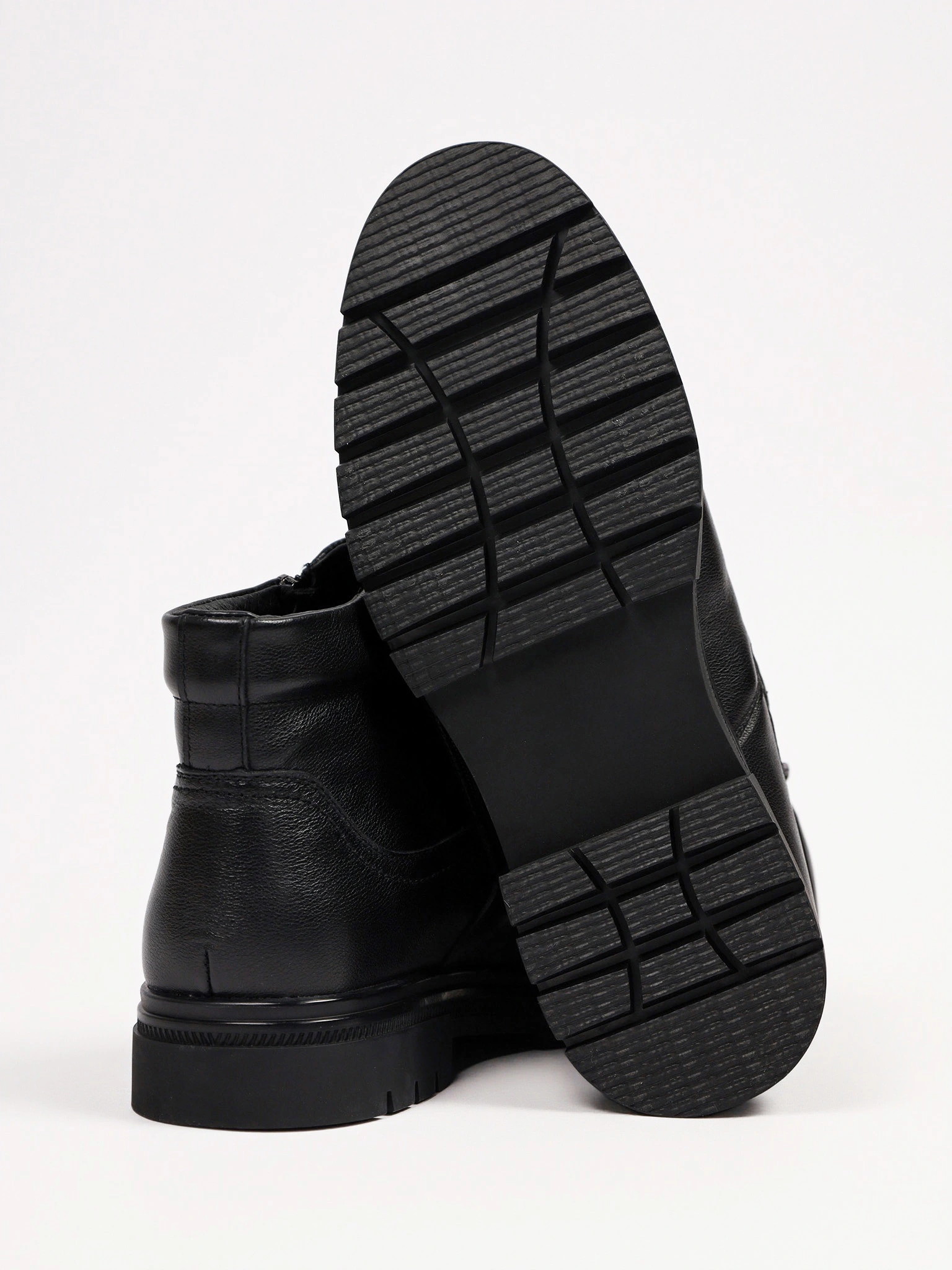 Ботинки черного цвета с двумя боковыми молниями на рельефной подошве